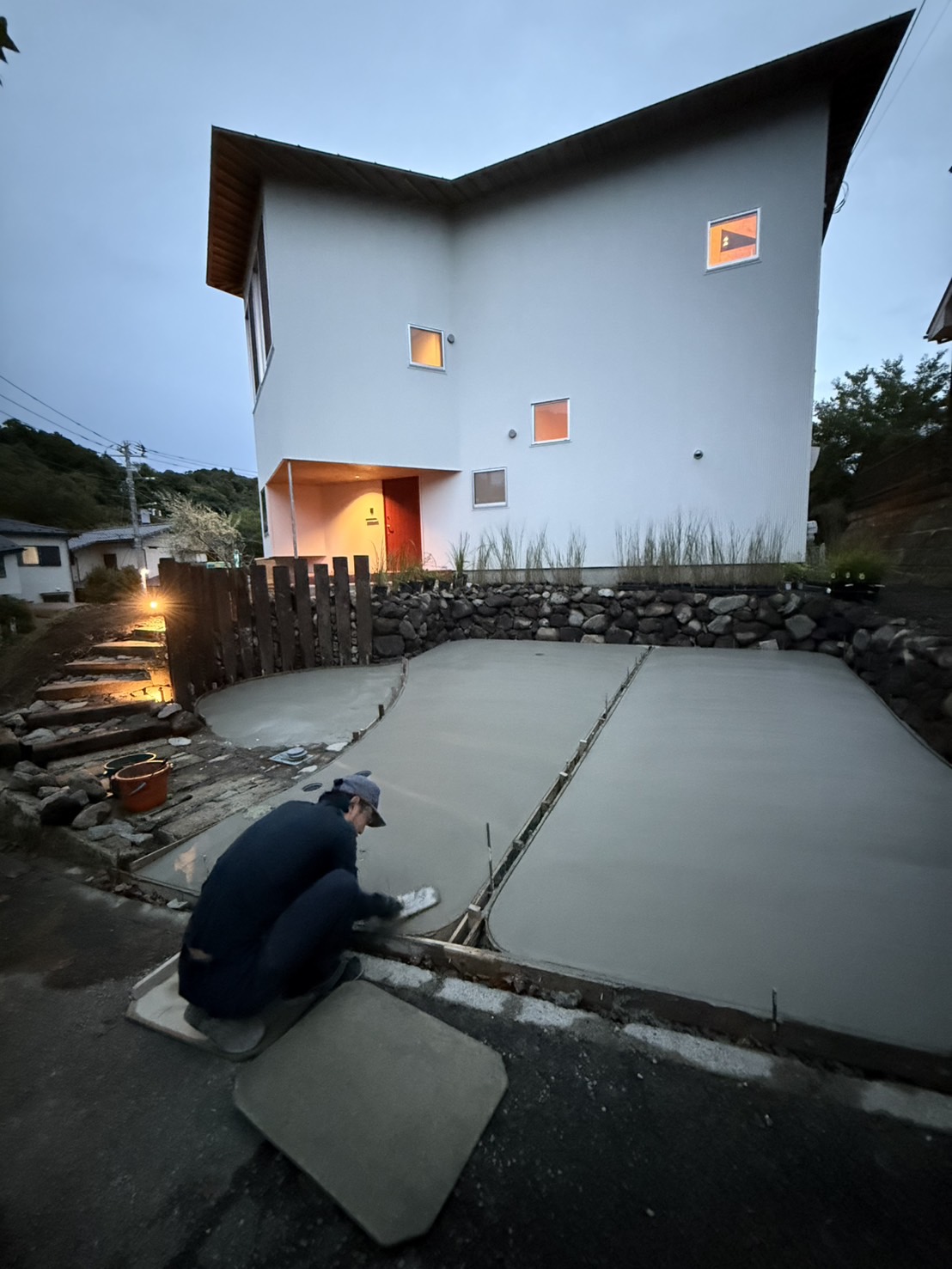 葉山にて雨にも負けず造園外構中
